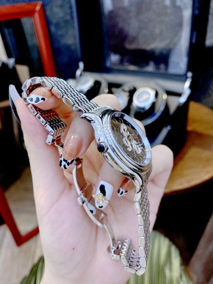 Đồng hồ Fendi nữ dây kim loại Đồng hồ Fendi nữ dây kim loại