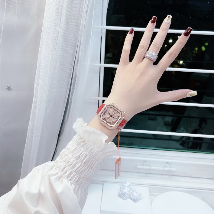 Đồng hồ Davena nữ dây da màu đỏ Đồng hồ Davena nữ dây da màu đỏ