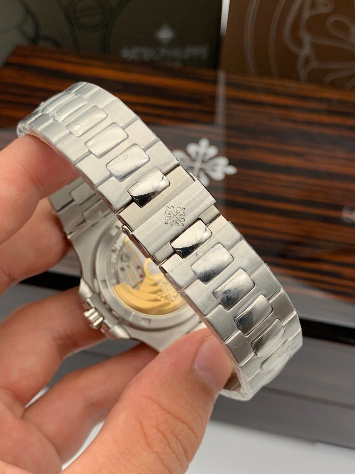 Đồng hồ Patek Philippe Nautilus siêu cấp