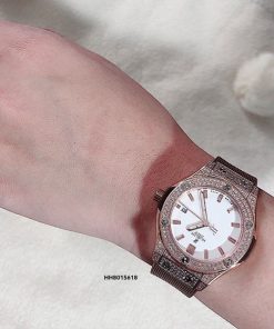 hh8015618-nau-1-247x296-1 Đồng hồ nữ Hublot Geneve siêu cấp full hột dây nâu