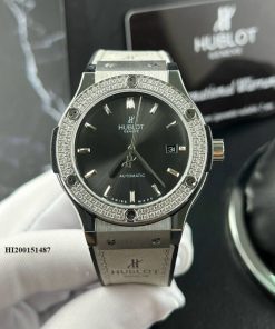 hi200151487-dong-ho-hublot-nam-may-co-dinh-da-day-cao-su-xam-247x296-1 Đồng hồ Hublot nam Máy cơ đính đá dây cao su bọc da xám cao cấp