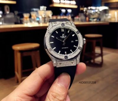 Đồng hồ Hublot Classic Fusion Automatic nam dây cao su đính đá kim cương