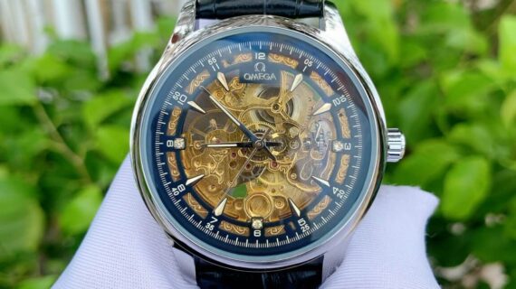oe50201902-omea-co-nam-day-da-lo-co-3-570x320-1 Đồng hồ nam Omega máy lộ cơ dây da đen viền bạc