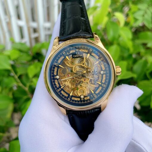 OE50201902-omea cơ nam dây da lộ cơ (4) Đồng hồ nam Omega máy lộ cơ dây da đen viền vàng