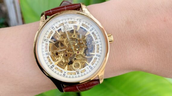 oe50201902-omea-co-nam-day-da-lo-co-6-570x320-1 Đồng hồ nam Omega máy lộ cơ dây da nâu viền vàng