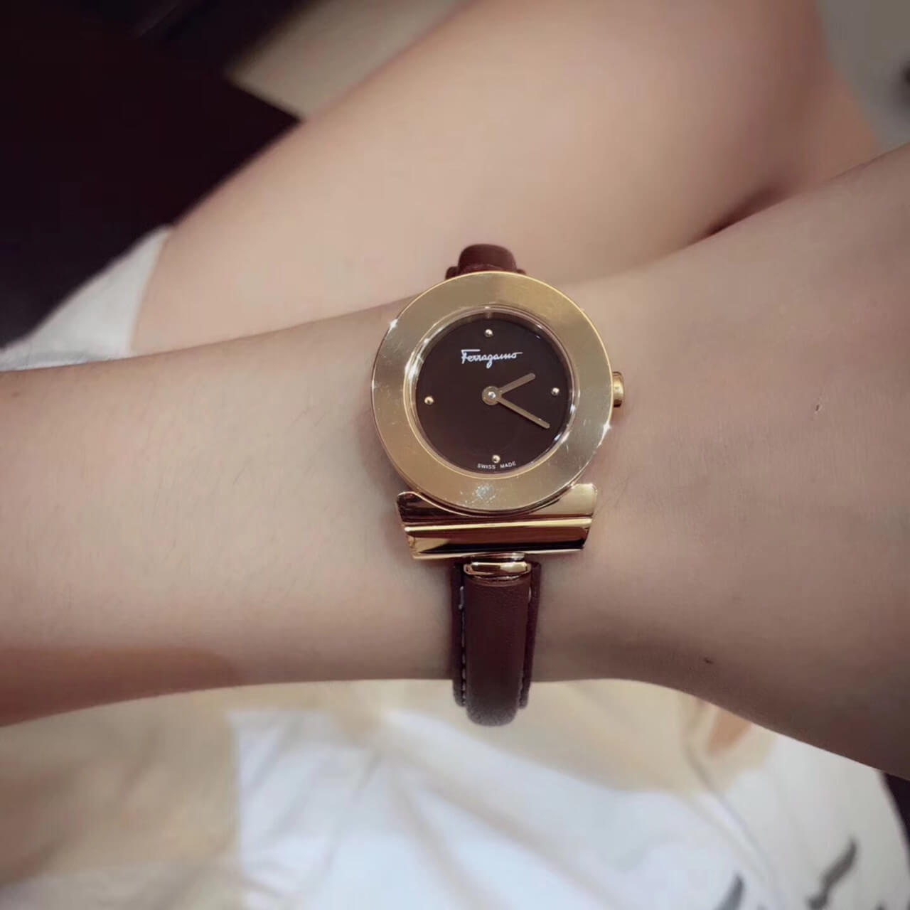 đồng hồ đeo tay nữ Ferragamo Gancino dây da bò nâu máy thụy sĩ cao cấp giá rẻ fullbox